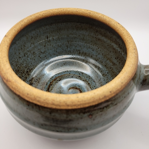 Rustic Handtrown Stoneware Lidded Handle Pot. - Picture 3 of 11